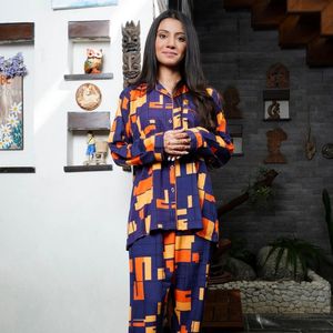 Conjunto de Pijama para Mujer, Azul Marino y Naranja, Estampado Geométrico, Camisa de Manga Larga con Botones, Pantalones a Juego, Ropa de Dormir Suave, Fabricante Personalizado - Product Image 1