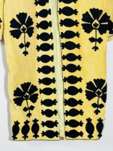 Chaqueta Larga de Terciopelo Amarillo con Bordado Suzani |   Abrigo Bohemio Floral Hecho a Mano |   Ropa de abrigo artesanal de estilo folclórico |   Ropa Festiva Impresionante - Product Image 3