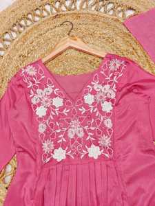 Chic Chinon Anarkali Kurti avec encolure brodée manches longues et évasé élégant idéal pour un dressing de fête élégant - Product Image 3