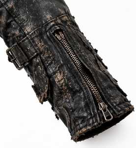 Chaqueta de cuero desgastada para hombre con cuello de piel y hombros con púas - Product Image 4