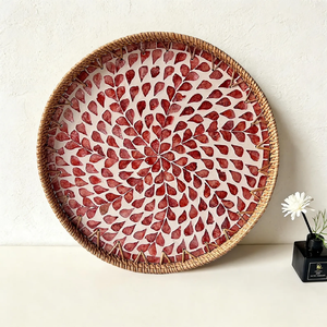 Plateau rond en rotin vibrant avec coquille de nacre rouge en forme de cœur et bordure géométrique, élégant pour le service du thé, vente en gros - Product Image 1