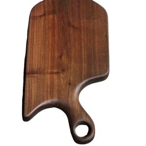 กระดานไม้วอลนัทหรูหราพร้อมด้ามจับโค้งจานไม้ทำด้วยมือสำหรับที่ตัดชีสและอาหารเรียกน้ำย่อย - Product Image 1