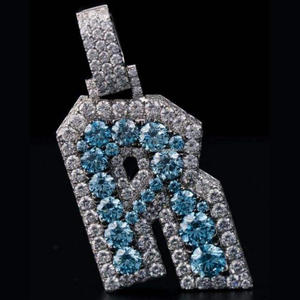 Colgante de Lujo con Letra R Engastada en Diamantes VVS Moissanite, Collar con Inicial Estilo Hip Hop, Colgante Personalizado con Letra R - Product Image 1