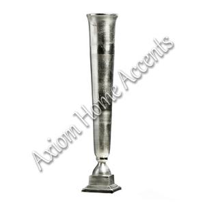 Jarrón de porcelana moderno con diseño elegante, ideal para la decoración lujosa del hogar y el jardín de Axiom Home Accents - Product Image 6