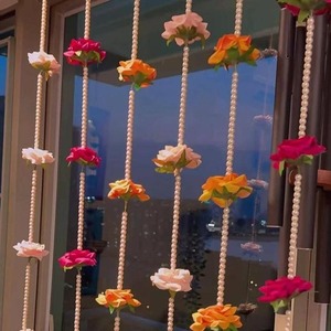 Guirlande suspendue souple faite à la main en roses artificielles et perles de plastique, décoration florale perlée pour mariage, Mehndi, Haldi, Puja, toile de fond - Product Image 2