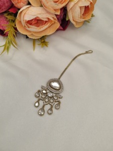 Mangtika Artesanal con Piedras Kundan y Perlas, Acabado en Oro Antiguo, Joyería para la Frente de Novia, Accesorio para el Cabello de Mujer, Venta al Por Mayor - Product Image 5
