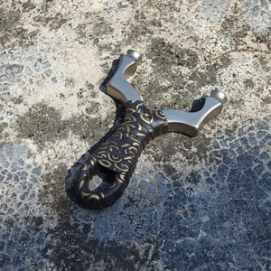 Tirachinas Premium de Aluminio Rojo y Dorado con Empuñaduras Ergonómicas Negras, Estructura Resistente, Equipo Deportivo para Exteriores, Portátil - Product Image 6