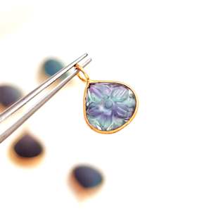 Pendentif fleur en fluorite naturelle multi-éclats, sculpté à la main, en argent sterling 925, charme en pierre de fluorite multi-éclats pour la création de bijoux - Product Image 3
