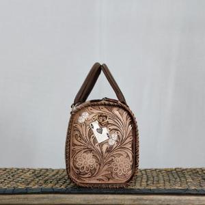 Bolsa de Viaje de Cuero Hecha a Mano de Lujo con Diseño a Cuadros y Estampado de Cartas de Póker, Color Bronceado, Cierre de Cremallera - Product Image 2