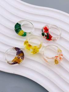 Bague artisanale en corne style animal avec fleurs séchées pressées pour couple, mariée, cadeaux Saint-Valentin et Noël - Product Image 6