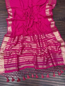 Sari Festivo Premium con Acabado Teñido a Mano, Borde Jari y Pallu Adornado con Borlas - Product Image 2