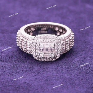 แหวนเพชรโมอิสซาไนต์เงินแท้ 925 ดีไซน์ทันสมัย ประดับเพชรทรงสี่เหลี่ยมตรงกลาง สำหรับเครื่องประดับที่โดดเด่นและทันสมัย - Product Image 3