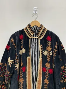 Veste longue élégante en velours noir brodé Suzani avec motif floral, col montant bohème, manches longues, vêtement d'extérieur pour l'hiver - Product Image 2