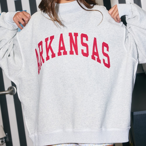 เสื้อสเวตเชิ้ตแขนยาวคอกลมทรงโอเวอร์ไซส์สำหรับผู้หญิง พิมพ์ลายตัวอักษรอาร์คันซอ สีเทา ผ้าฝ้าย สไตล์วาร์ซิตี้ สำหรับฤดูหนาว มีตราสัญลักษณ์ด้านหน้า - Product Image 1