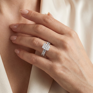 Anillo Moderno de Moissanita Chapado en Oro Rosa y Oro con Corte Radiante en el Centro y Detalles de Baguette - Product Image 1