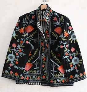 Veste en velours noir brodée à la main pour femmes, manches longues, vêtements d'hiver à la mode, provenant d'Inde - Product Image 1