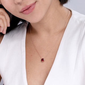 Collier chaîne à maillons avec pendentif solitaire en rubis rouge taille brillant rond 0,24 carats, serti clos en or 14K, certifié IGI, 2026 - Product Image 3