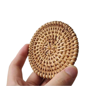 Ensemble de dessous-de-plat et de sous-verres en rotin naturel tressé, résistants à la chaleur, faits à la main, avec motif floral pour la table et le thé - Product Image 6