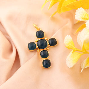 Pendentif Croix Crucifix Bohème pour Enfants en Apatite et Jade Plaqué Or 18K, Coupe Coussin, en Laiton Massif, Composant de Collier Perlé - Product Image 2