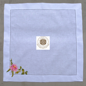 Broderie délicate de lotus sur une serviette en lin blanc épuré, ajoutant une touche florale sereine et un charme élégant. - Product Image 1