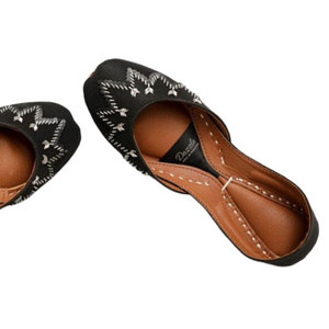Fabricación en Pakistán de Calzado Khussa para Mujer con Material de Seda Cruda, Bajo MOQ, Precio Económico, Calzado Khussa para Mujer en Venta - Product Image 1