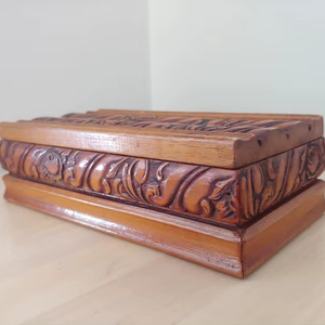 Coffre de rangement en bois massif sculpté de luxe sur mesure Tradebyd, meubles faits à la main pour les boutiques et les maisons historiques - Product Image 1