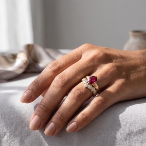 Ensemble de bagues classiques en or jaune 18 carats avec pierre précieuse en rubis rouge taille ovale, fait main, cadeau idéal pour mariage ou fête pour les petites amies - Product Image 4
