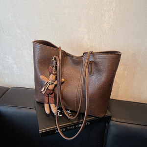 Bolso Tote Marrón de PU con Asa Suave, Llavero de Personaje, Estilo Minimalista para Chicas, Cierre de Cremallera, Compartimento Antirrobo para Computadora - Product Image 5