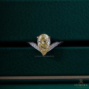Bague de fiançailles en or blanc 18 carats avec diamant jaune taille poire de 2,9 carats, en forme de V, diamant fantaisie jaune en forme de larme cultivé en laboratoire - Product Image 2