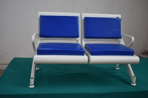 ม้านั่งพักคอยโรงพยาบาลพร้อมเบาะสีน้ำเงิน โครงเหล็กสีขาว ที่นั่งคู่ เฟอร์นิเจอร์คลินิก สำหรับใช้ทางการแพทย์ - Product Image 2