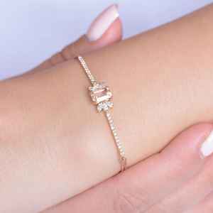 กำไลข้อมือมอร์แกไนต์ทรงเอเมอรัลด์ ดีไซน์สวยหรู ประดับมอร์แกไนต์แท้ เงินแท้ 925 ชุบทอง 14K ของขวัญสำหรับเธอ - Product Image 4