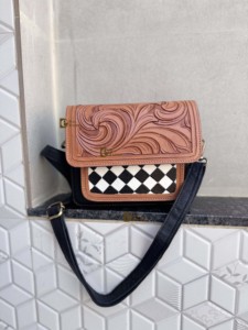 Bolso bandolera de cuero con grabado artesanal, tamaño pequeño, diseño a cuadros, bolso cruzado para mujer, uso diario, con correa para el hombro. - Product Image 1