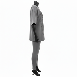 Ensemble t-shirt et legging gris en jersey de coton et élasthanne 220 GSM pour femme, avec logo personnalisé par transfert thermique en strass. - Product Image 3