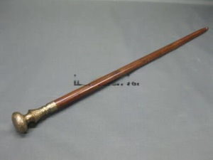 Bâtons de marche rustiques modernes en bois naturel écologique avec poignée en laiton poli, idéaux pour les cadeaux - Product Image 3