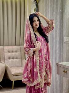 Ensemble Sharara rose brodé lourd pour femme avec dupatta en tulle – Tenue ethnique de créateur pour mariage et soirée, style Salwar Kameez - Product Image 3