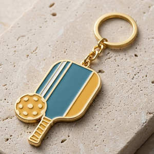 Llavero de aleación de zinc ligero y personalizado con dijes de esmalte de pala de pickleball irregular - Product Image 6