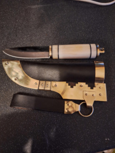 มีด GOTLAND VIKING KNIFE คุณภาพสูง ผลิตจากเหล็กกล้าคาร์บอนสูง เหมาะสำหรับตั้งแคมป์และล่าสัตว์ ด้ามจับทำจากกระดูก พร้อมปลอกมีดหนังและปลอกเหล็กทองเหลือง - Product Image 1