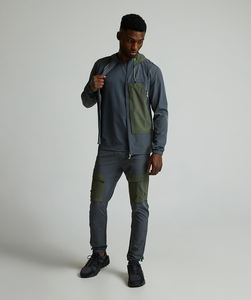 Ensemble de survêtement léger et performant pour homme, coupe-vent imperméable 100 % nylon, avec logo imprimé sur le devant et capuche - Product Image 1