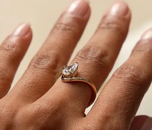 Bague solitaire en diamant taille poire ondulée de créateur avec bande ouverte, collection de bijoux fins de luxe haut de gamme pour fiançailles et mariage - Product Image 4