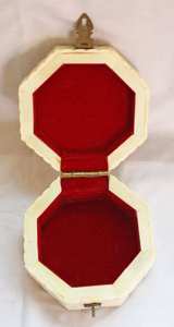 Boîte à bijoux artisanale en os incrusté avec un design sculpté traditionnel – Cadeau de luxe pour mariage et Diwali - Product Image 2