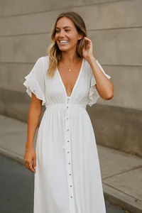 Vestido maxi bohemio blanco para mujer, con escote en V profundo, mangas con volantes, botones en la parte delantera, estilo fluido y largo, ideal para el verano. - Product Image 3