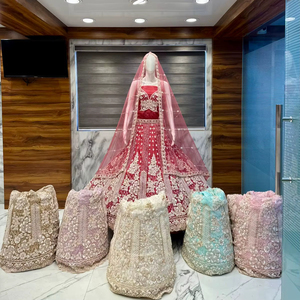 ชุดเลเฮนกาโชลีสีชมพูไหมพรีเมียมสำหรับเจ้าสาว งานปักมือลายเงินซารีอย่างประณีต ชุดแต่งงานแบบดั้งเดิมพร้อมผ้าซีทรู - Product Image 1