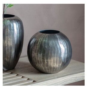 Vase à fleurs en métal au design moderne, fini, pour la décoration de table à la maison et au restaurant, vase en métal fait à la main, en gros - Product Image 2