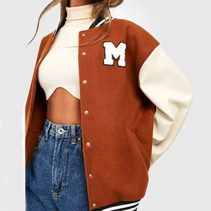 แจ็คเก็ตวาร์ซิตี้แบบ Letterman พรีเมียมสำหรับผู้ชาย แบรนด์ OEM ดีไซน์ทันสมัย แขนหนังบุขนแกะ เหมาะสำหรับฤดูหนาว ตกแต่งด้วยผ้าปะติดปะต่อ  แจ็คเก็ตสำหรับผู้หญิง - Product Image 1