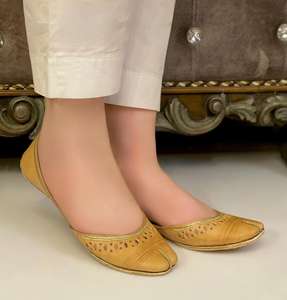 Calzado Casual de Interior Hecho a Mano en Pakistán, Diseño Personalizado, Suela de Cuero Plana, Bordado Suave, Jutti Punjabi Khussa - Product Image 3