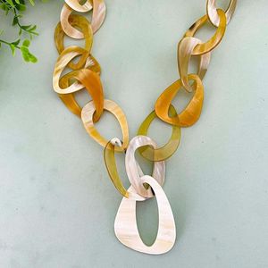 Collar Artesanal Ecológico de Cuerno de Búfalo y Buey Natural, Estilo Rústico Moderno y Pulido, con Cadena de Cuerno y Cuentas, por Curio Craft - Product Image 4