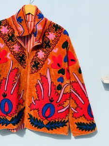 Chaqueta de terciopelo Suzani hecha a mano de lujo para mujer, abrigo artesanal floral bordado estilo bohemio, ideal para festivales. - Product Image 6