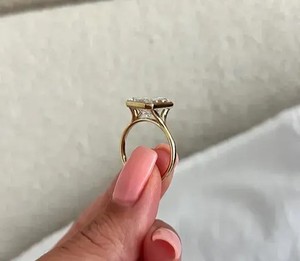 Bague de déclaration de luxe en diamant taille brillant radiant avec halo pavé, collection de joaillerie fine pour fiançailles, mariage et anniversaire - Product Image 2