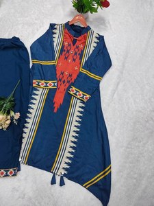 Nuevo modelo con tejido de muselina de algodón grueso y trabajo artesanal con diamantes, top de algodón grueso con longitud de 40 pulgadas y pantalón a juego. - Product Image 3