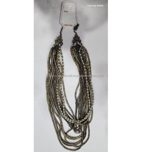 Collier artisanal en résine fantaisie à perles irrégulières avec fermoir à vis, collier tribal moderne en perles, bijoux artisanaux en résine - Product Image 3